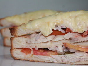 горячий сэндвич с курицей