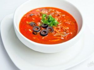 Мясная солянка с хлебом и сметаной