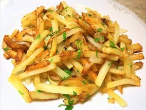Жареный по-домашнему картофель с грибами и луком