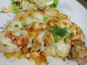 Свиная отбивная с томатами, жареным луком и сыром