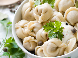 Отварные мясные пельмени со сметаной