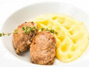 Куриная котлета с картофельным пюре и малосольными огурчиками