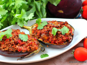 Запечённые в мясном соусе баклажаны с сыром