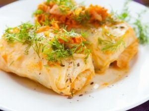 Куриные голубцы с картофельным пюре и сметаной