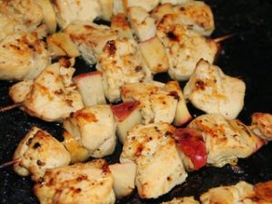 Шашлык из куриной грудки с овощами