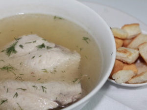 Отварная куриная грудка в бульоне с сухариками