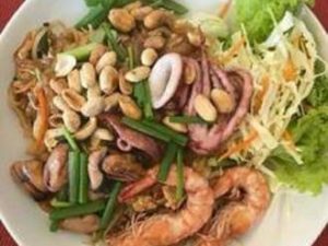 Пхад Тай с морепродуктами (жареная рисовая лапша)