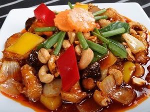 Курица в кисло-сладком соусе с орехами Кешью и рисом