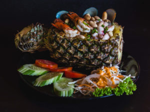 Жареный рис с морепродуктами в ананасе